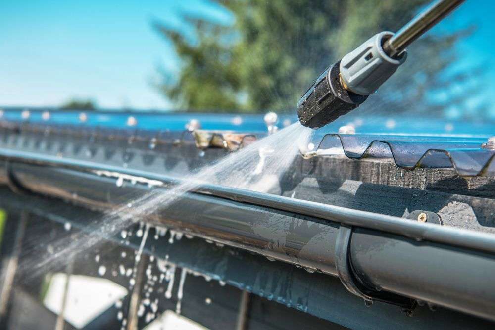 Reinigen van een dakgoot in Helmond